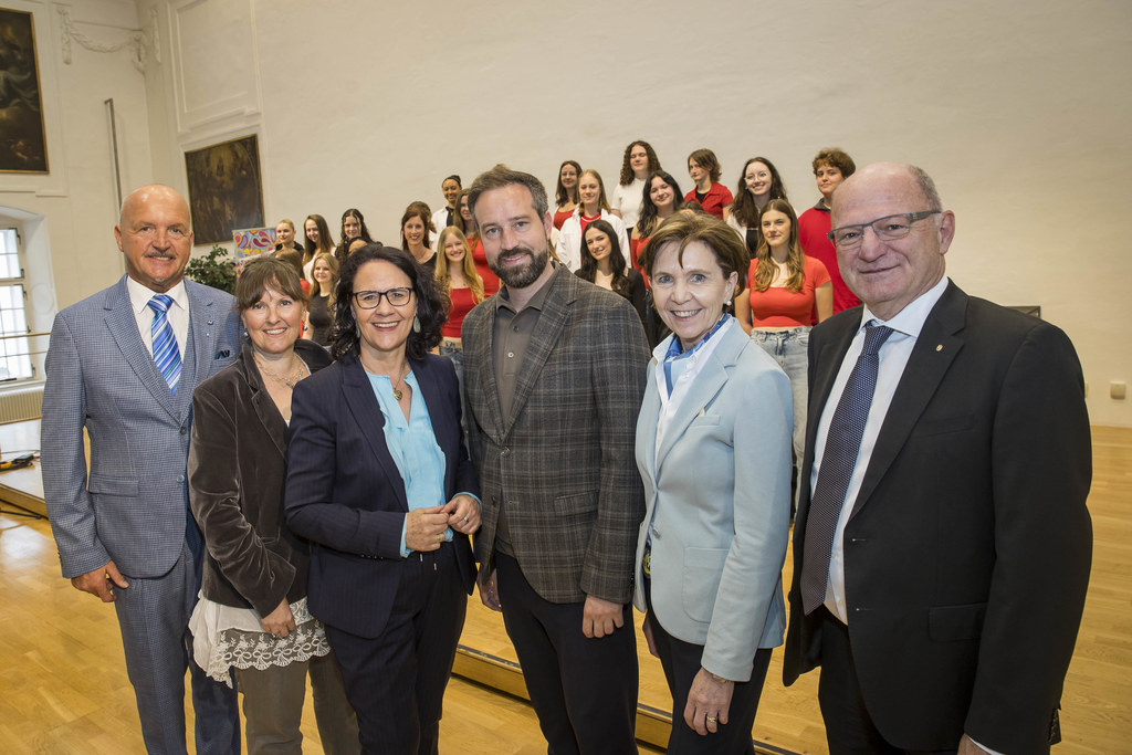 LTP Brigitta Pallauf, LH-Stv. Stefan Schnöll, LR Daniela Gutschi und Zweiter LTP Andreas Teufl beim musikalischen Auftakt in der Universitätsaula, im Bild mit Bildungsdirektor Rudolf Mair und Marietta Oberrauch (akzente).